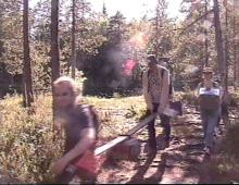 Kuvassa VHS-klubi vaeltaa Birgitan polulla telkkareiden ja aggregaatin kanssa.
